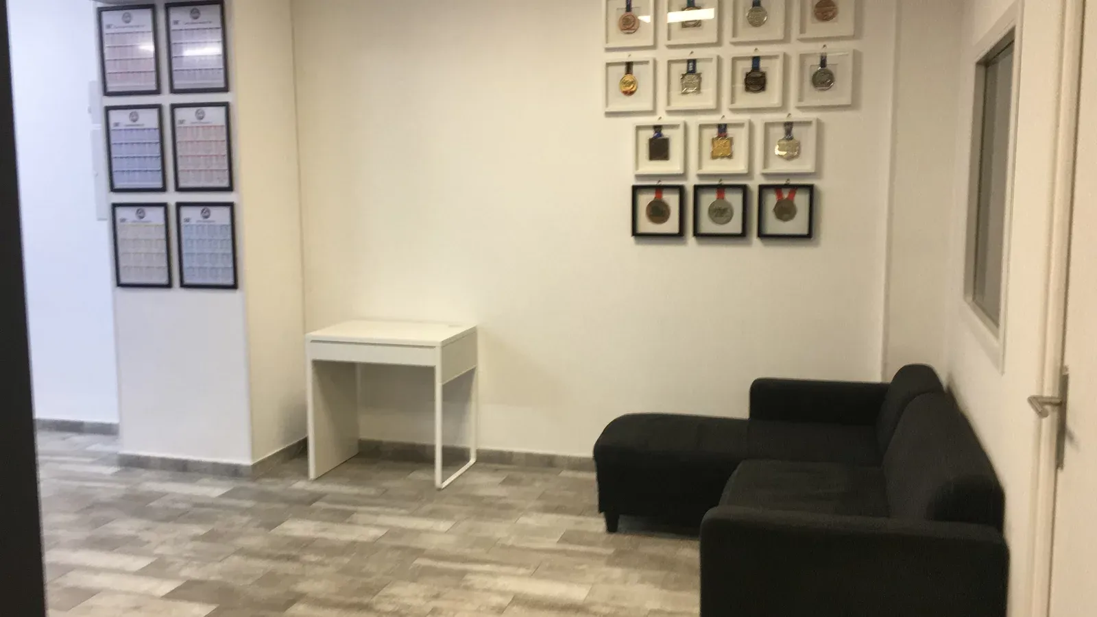 La zone lounge de l’accueil, canapé et cadres au mur