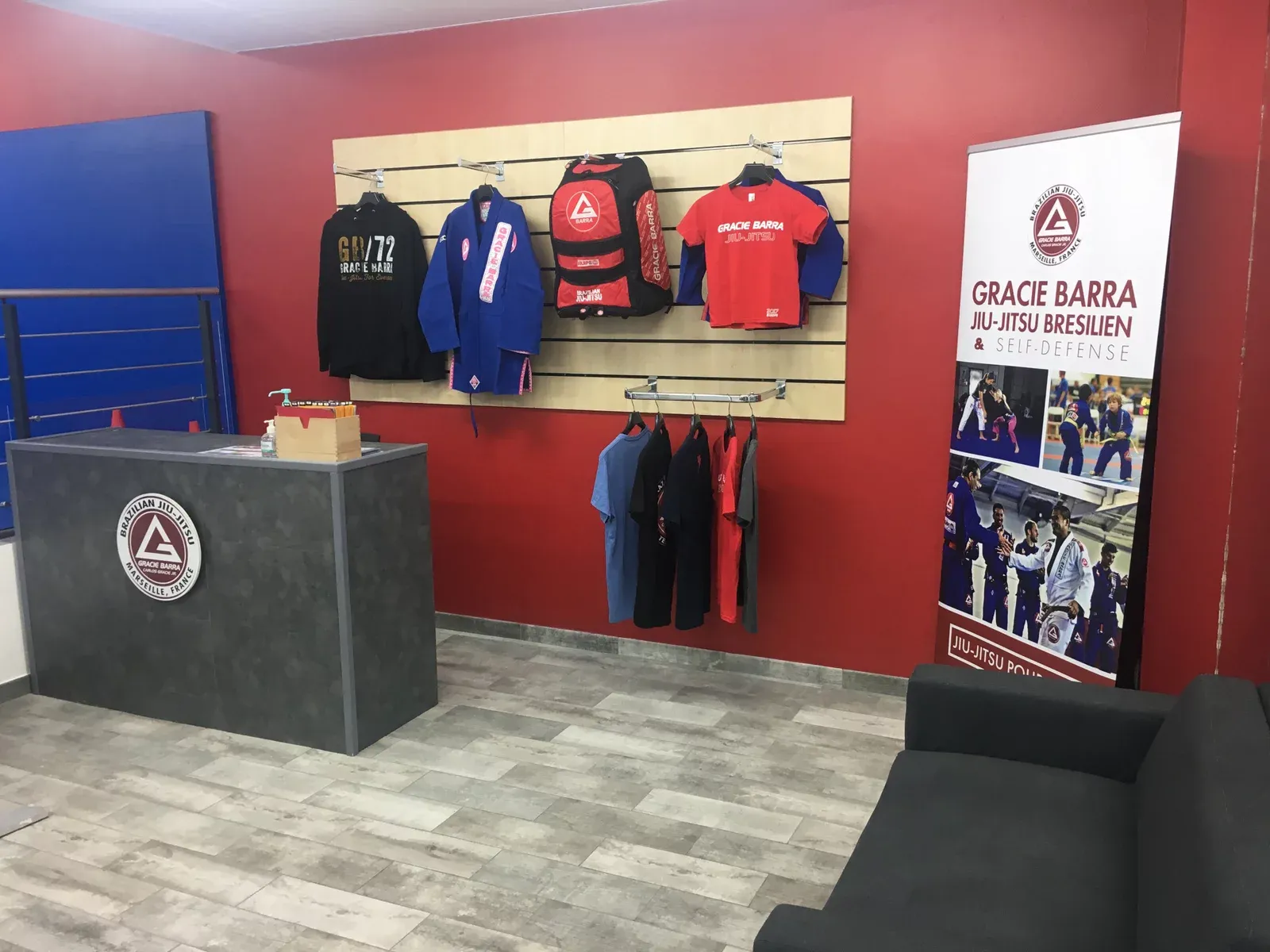 Le comptoir d’accueil et le proshop : kimonos et rashguards Gracie Barra