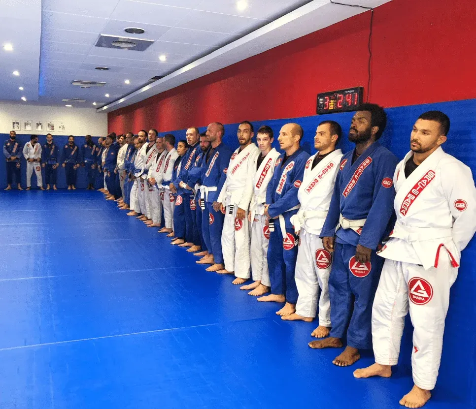 Élèves alignés en kimono sur le tatami avant le salut