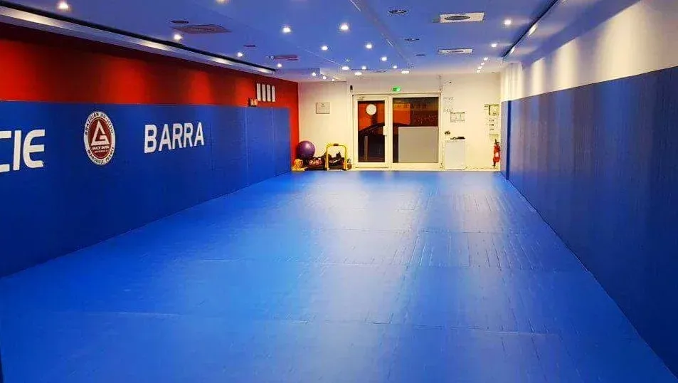 Le second tatami, murs bleus et rouges aux couleurs Gracie Barra
