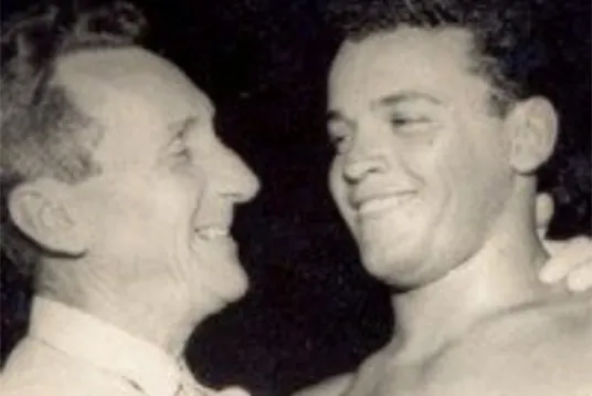 Photographie d'archive de deux hommes, aux origines de la famille Gracie