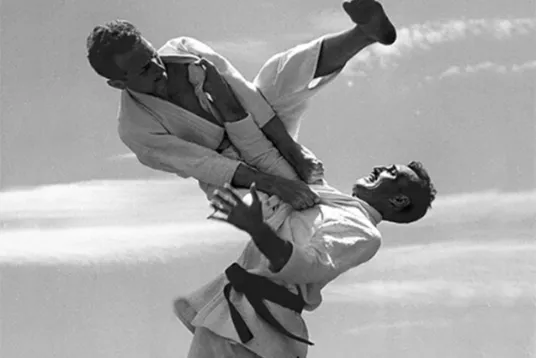 Projection en noir et blanc, archive de l'ère Hélio Gracie