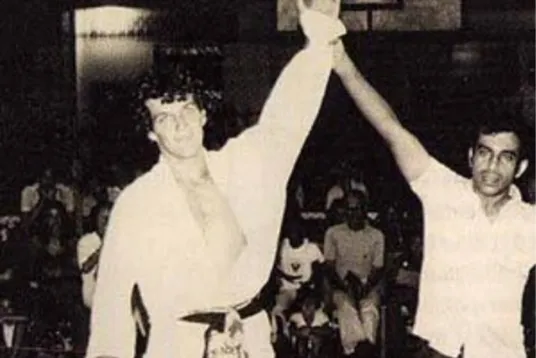 Bras levé d'un vainqueur, archive sépia