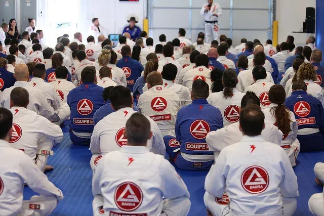 Séminaire Gracie Barra, pratiquants en kimono blanc vus de dos
