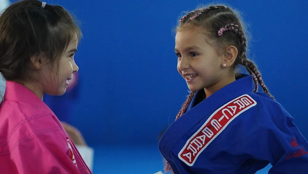 Deux petites élèves en kimono rose et bleu face à face