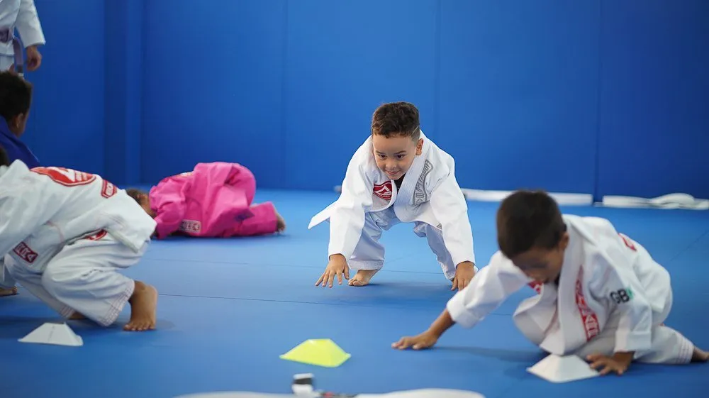 Cours enfants : exercice de déplacement à quatre pattes sur le tatami