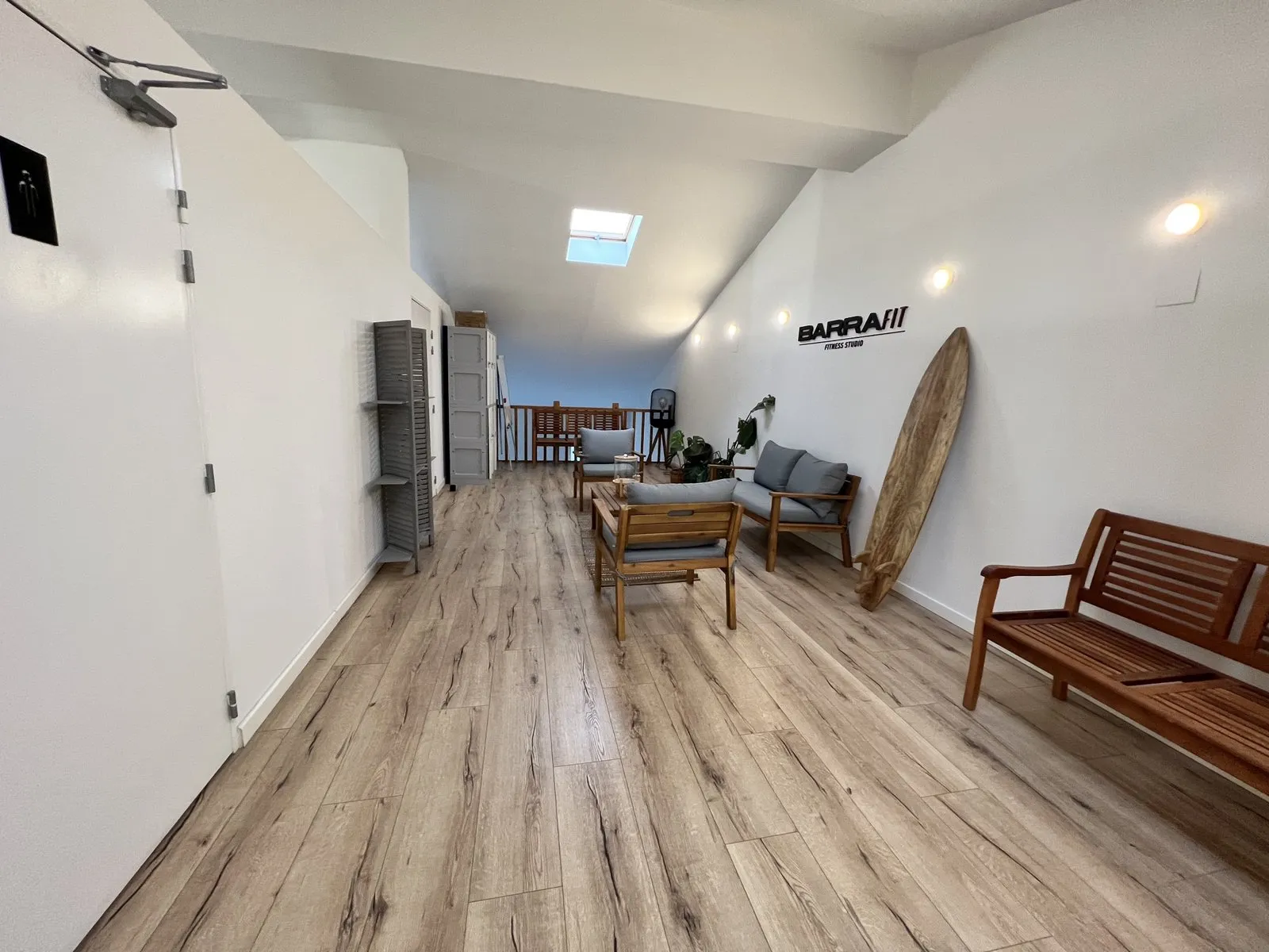 Le couloir et l’espace détente, banc en bois et plantes